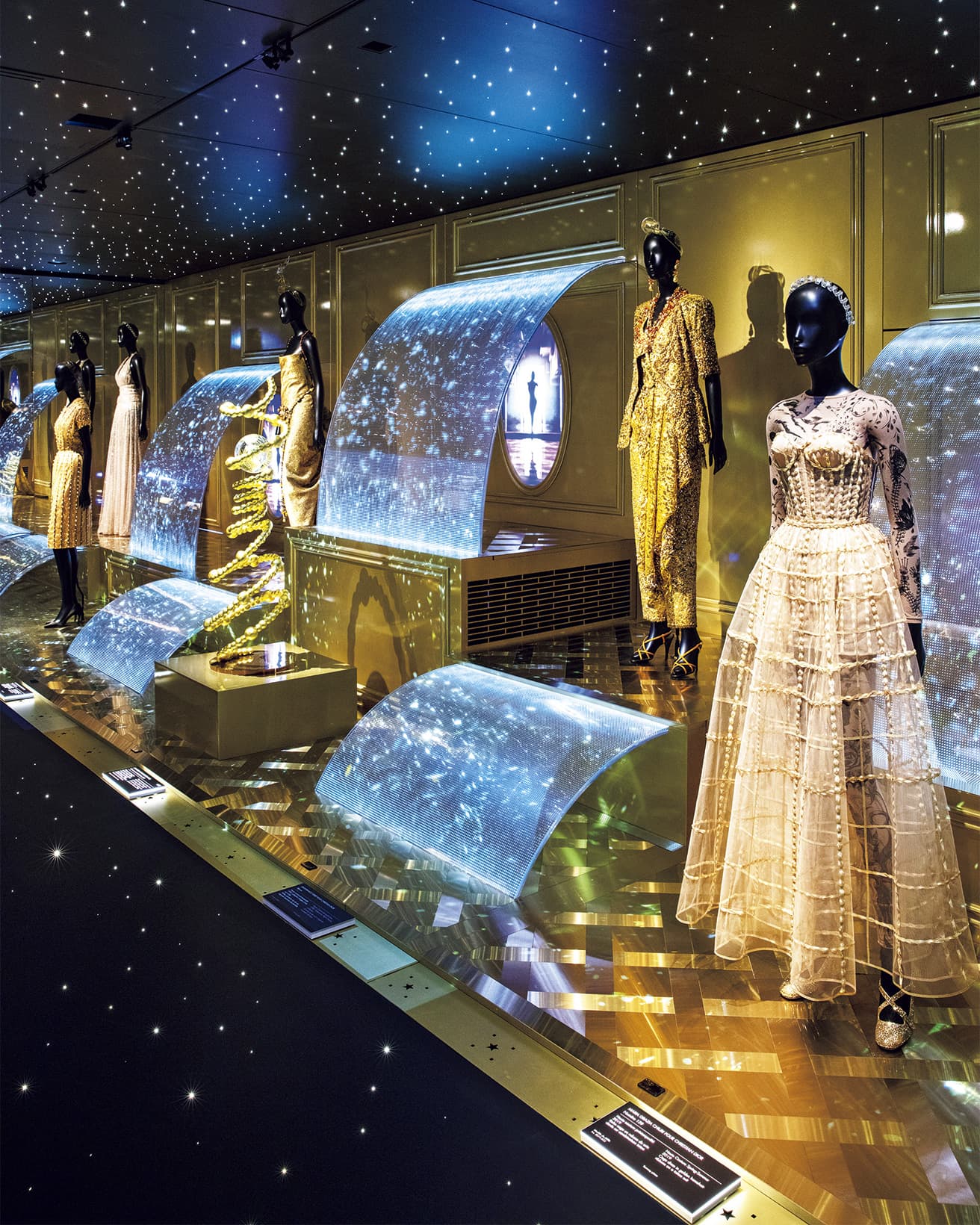 Le Pouvoir de l'Or　ディオールを代表する香り《ジャドール》を通じ、ゴールドの世界観を展示する。