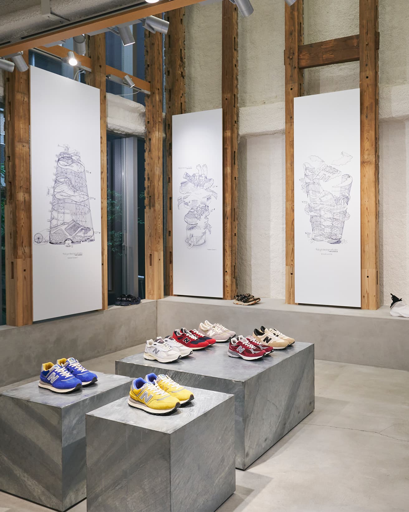 会場にはモデルとなった〈TOKYO DESIGN STUDIO New Balance〉のスニーカーがともに置かれている。