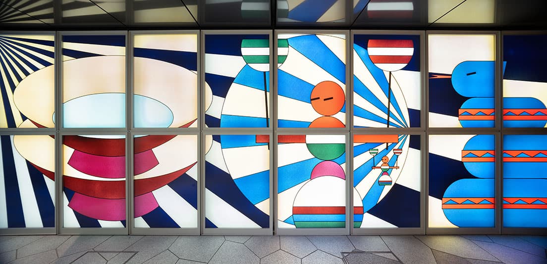 KIGI《マワレ！　セカイ》。江戸独楽がモチーフの楽しいガラス絵。　Photo: OTA Takumi