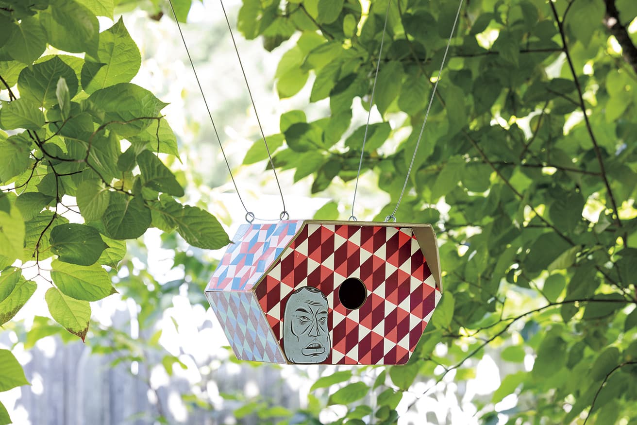 バリー・マッギーの巣箱、《無題》。by Barry McGee　コンテンポラリーアーティストのバリー・マッギーは、ウッドにガッシュ絵具とアクリルでパターンや人の顔を描いた。鳥が飛び込むところを目撃したい！