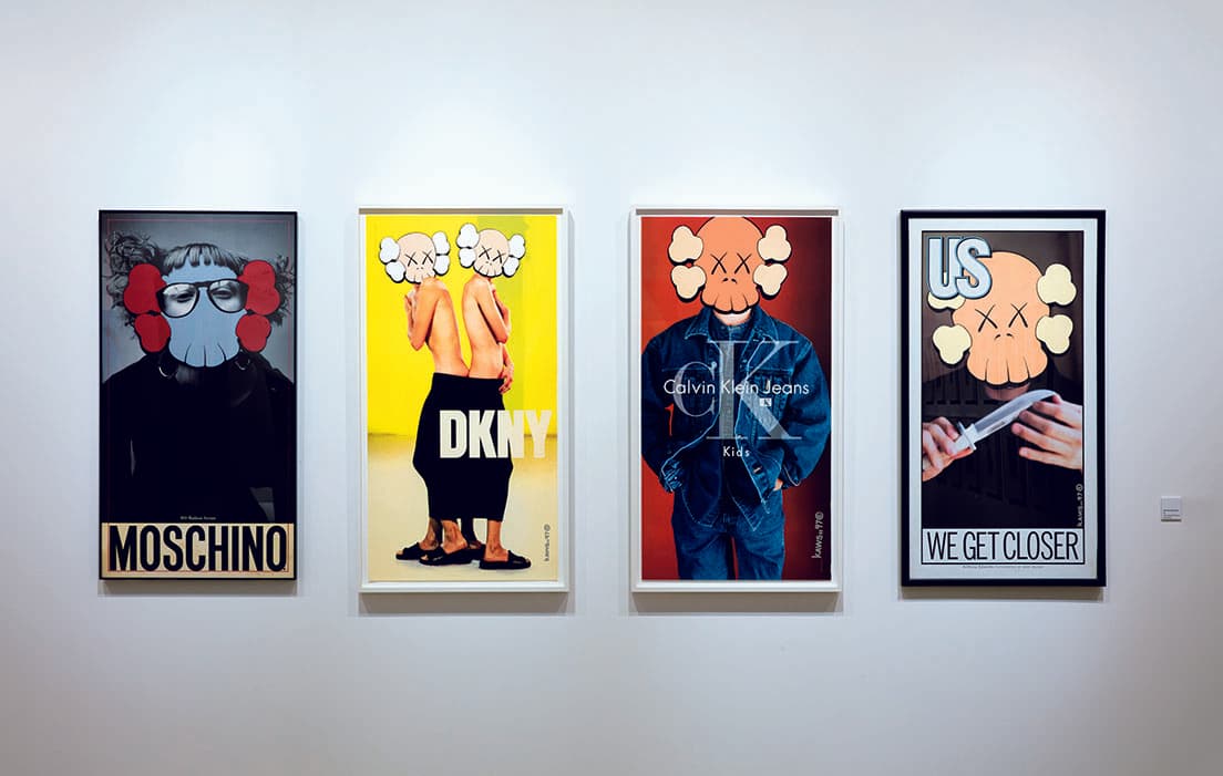 《無題》 UNTITLED（1997〜99）。モスキーノやカルバンクライン、DNKY。街の広告を抜き取り、スタジオでコンパニオンを加え、再び街に戻す。広告を独自のアートに改変する手法「サブバータイジング」で脚光を浴びた彼の初期作品。図録には実際に、街にこの作品が並ぶ写真も掲載されている。