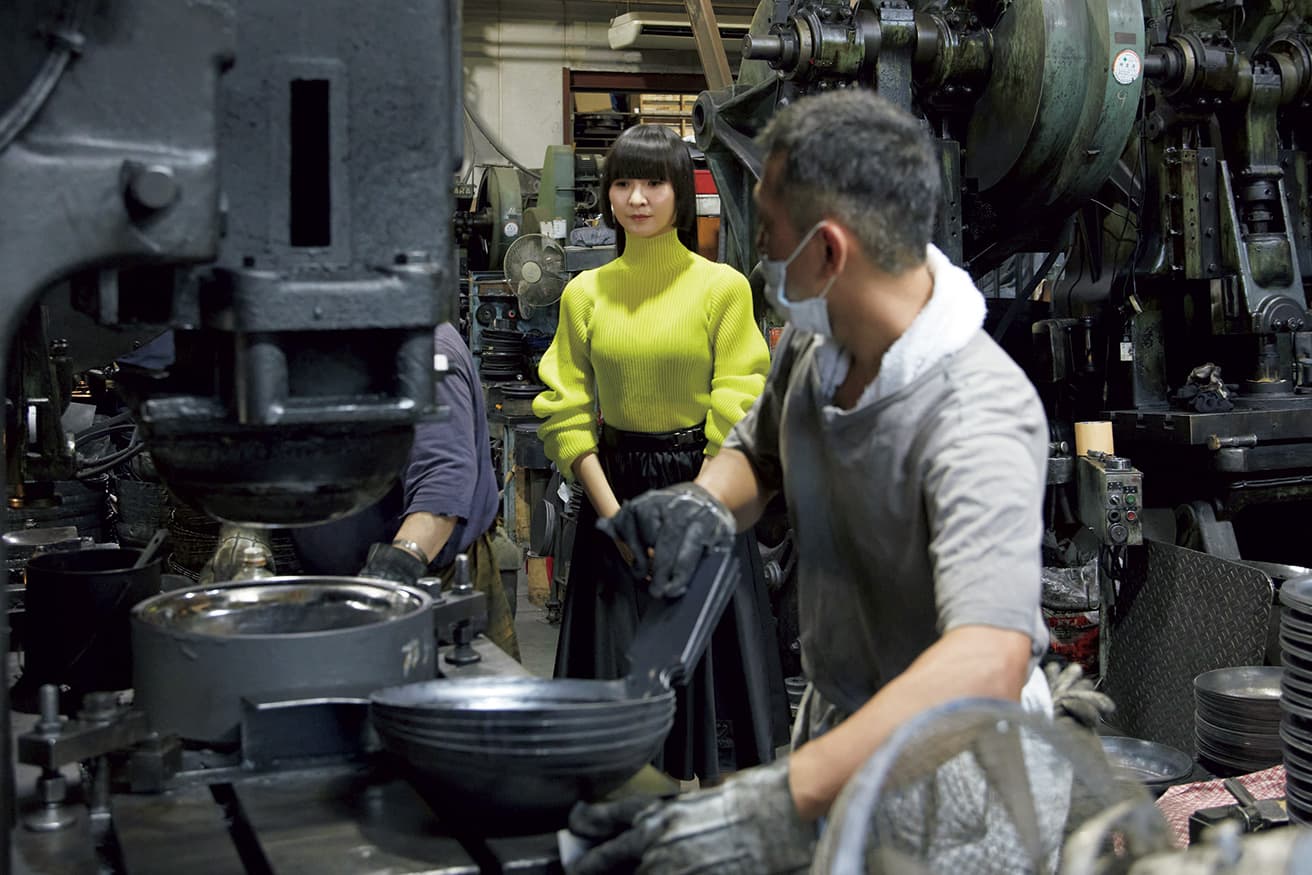 鉄鍋の製作は1日約300個。