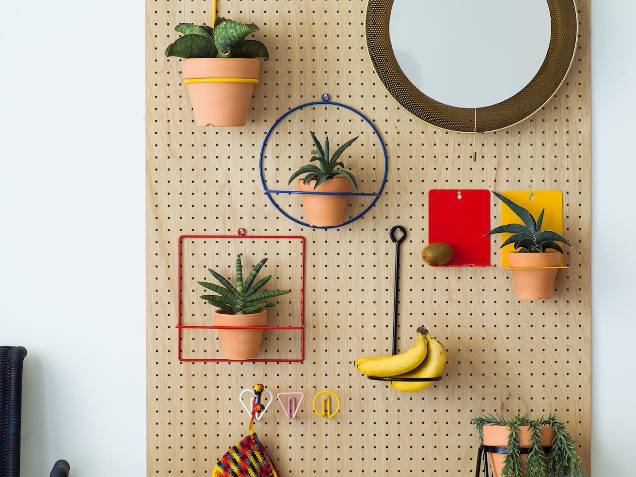 壁掛けできる《Wall Planter》のバリエーションは豊富で、四角、丸、三角のバリエーション。カラーもホワイト、ピンク、レッド、イエロー、ブルー、ブラックから選べる。価格は7,700円。写真右手のシート状のメタルを使った《Wall Planter》は5,500円。写真下部のハートや逆トライアングル、サークルの《Hook》3,300円。