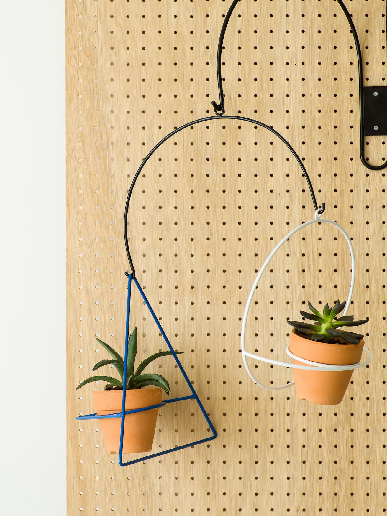 左／《Triangle Wall Planter》7,700円　右／《Circle Wall Planter》7,700円。2つのプランターを吊る《Wall Planter Mobile》壁側のワイヤー8,800円、半円のワイヤー4,400円。