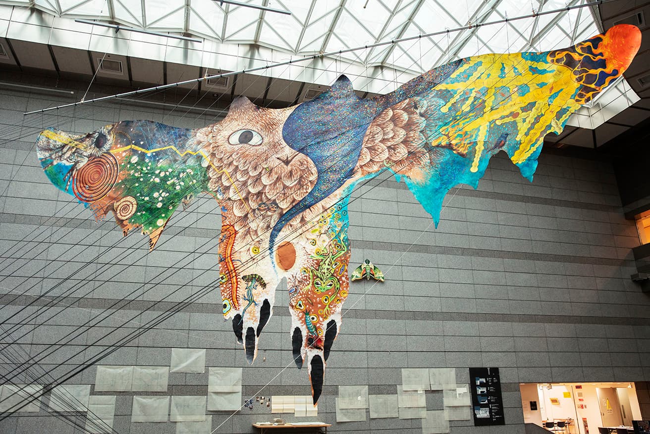 『みる誕生』エントランスホールでの展示風景。《高松 皮トンビ》は牛革をつないだものに多様な動物が描かれている。
