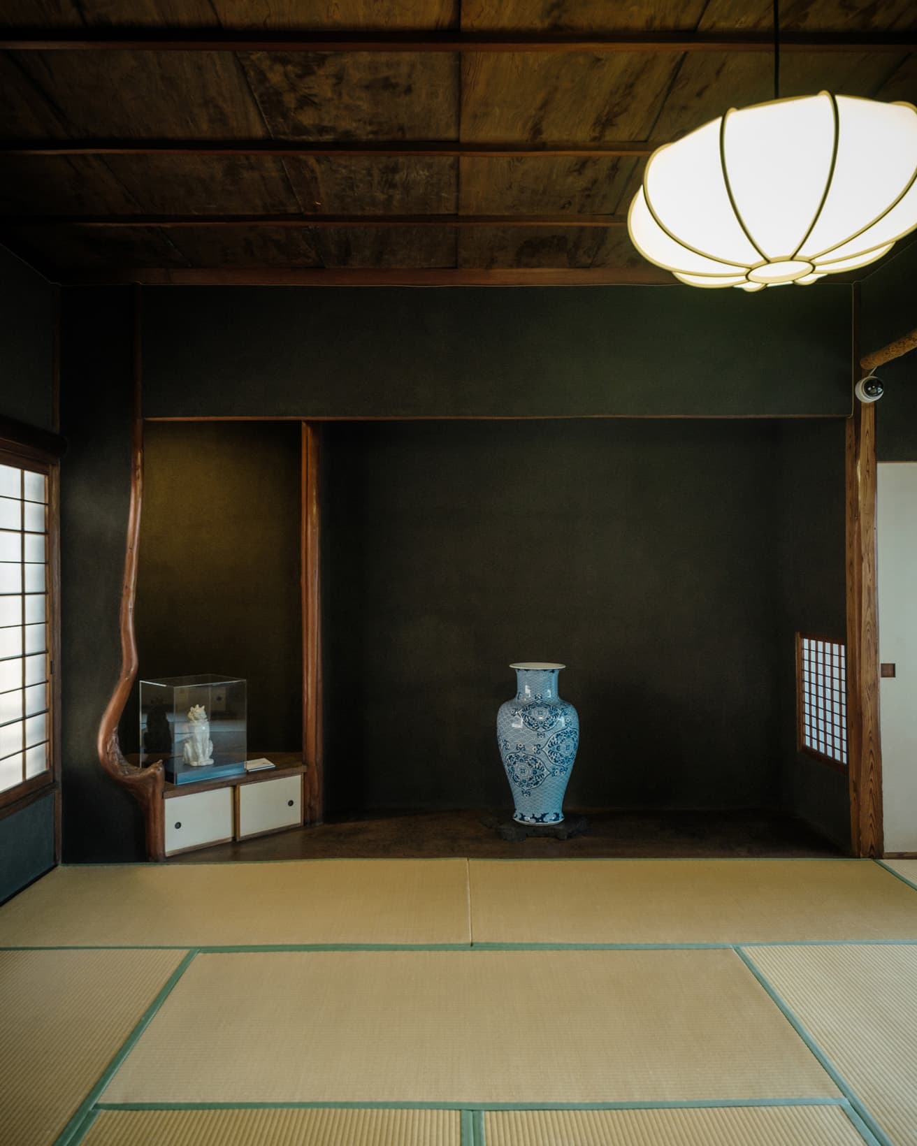 居住棟2階にある黒土壁の「素心の間」。趣味を楽しむ部屋として使用されていた。