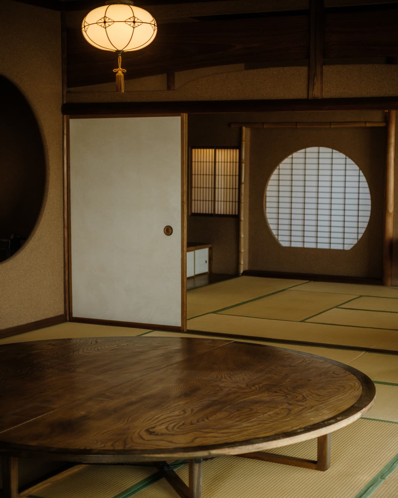 建物の3階に位置し、客人をもてなすために使用されていた「朝陽の間」。東に大きく窓をとり、赤い瑪瑙（めのう）壁や白い貝壁が光が反射してキラキラ輝く。欅の円卓は朝倉の設計。