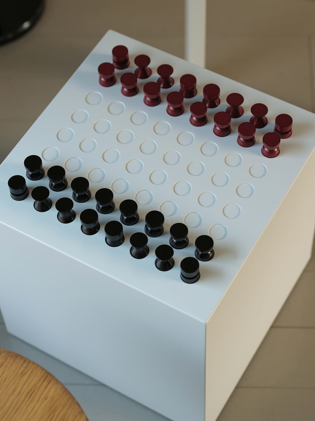 「〈ネフ〉がバウハウス仕様のチェスを制作しているのをはじめ、チェスは囲碁や将棋に比べて形の自由度が高いと思ったのも制作のきっかけです。キングやクイーン、ルークなどを自分なりに抽象化して表現しました。意外と難しかったのは、チェス盤。漆の質感を際立たせるために、硬質な素材を使用したかったのですが、〈現代工房〉の職人の方が高い制度で仕上げてくれました。」