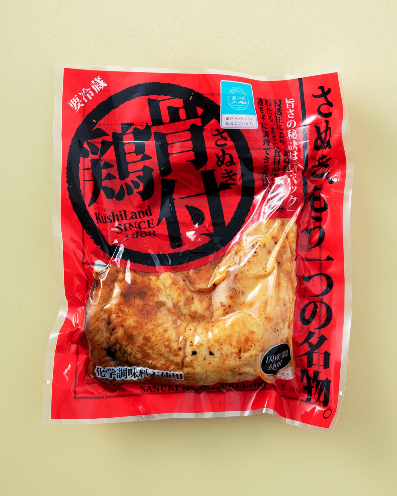〈さぬき鳥本舗〉の《さぬき骨付鶏》1本入り972円（税込）。ザク切りキャベツと一緒に食べるのが定番スタイル。〈香川・愛媛せとうち旬彩館〉東京都港区新橋2-19-10 新橋マリンビル1・2F TEL 03 3574 7792。