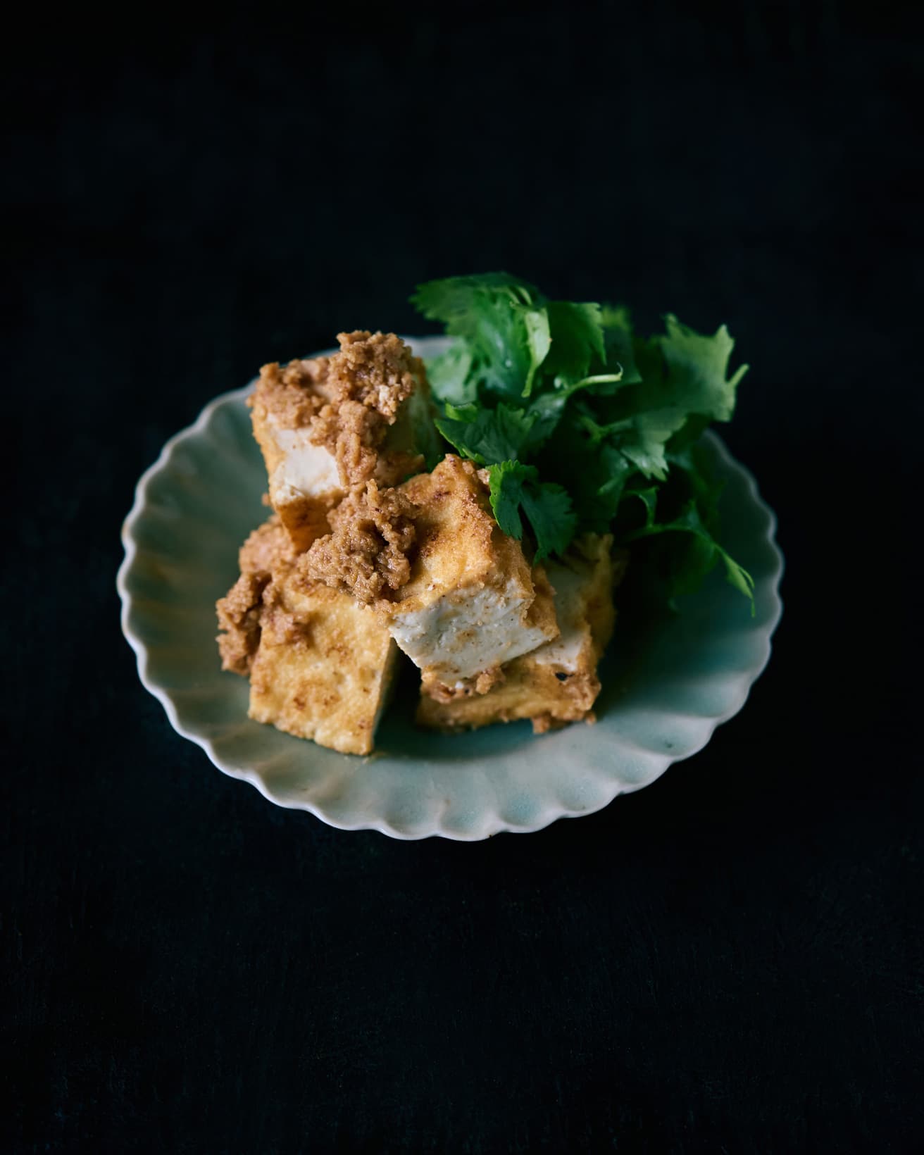 【365日豆皿つまみ】“厚揚げと香菜のピーナッツバターソース”｜9月 ワタナベマキの秋の家つまみ。