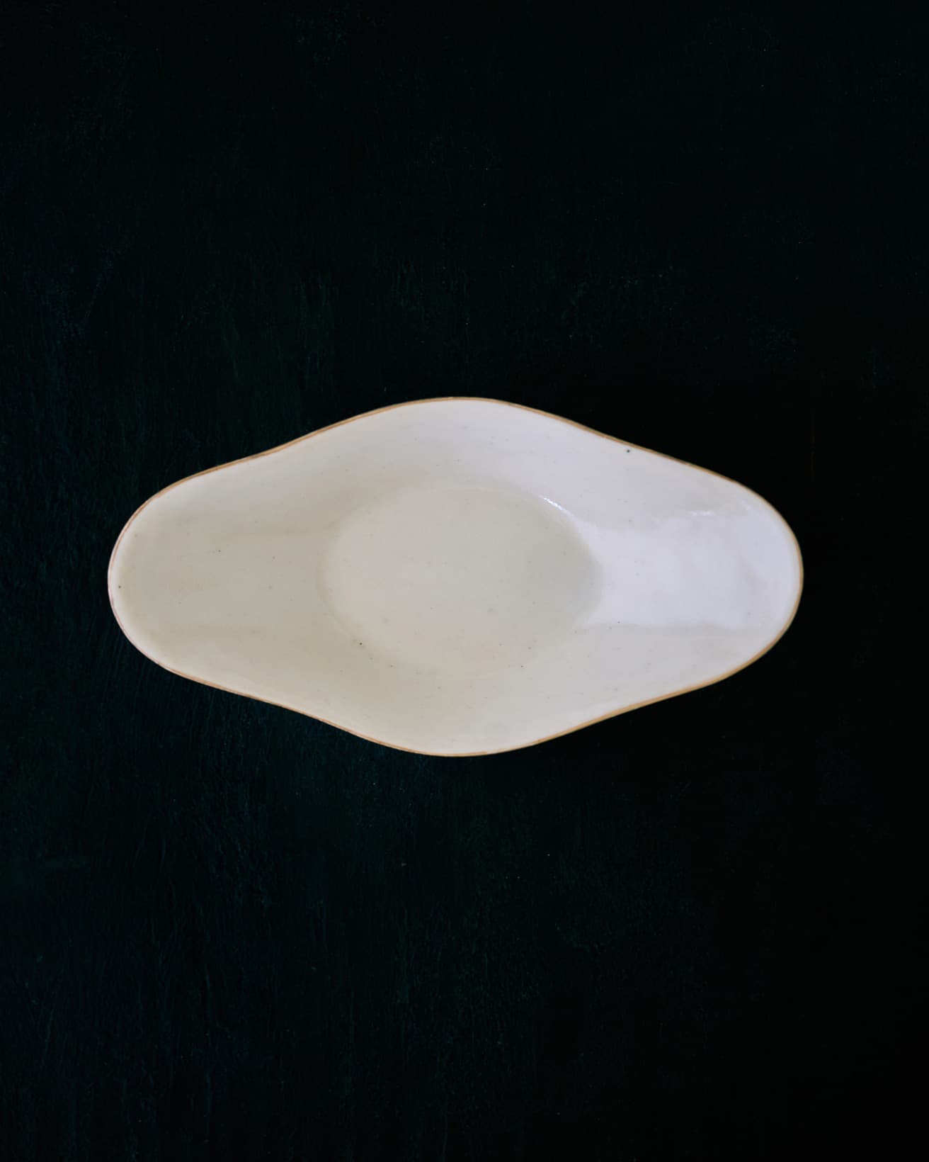 10年以上前に購入した安齋さんの器です。やわらかで軽やかな木瓜型は、小さいながらも食卓にリズムを生む1枚。どんな料理も盛りつけやすく、縁の余白が自然と盛り付けをきれいに見せてくれます。深さがあるので和物など汁気があるものにもよく使用しています。