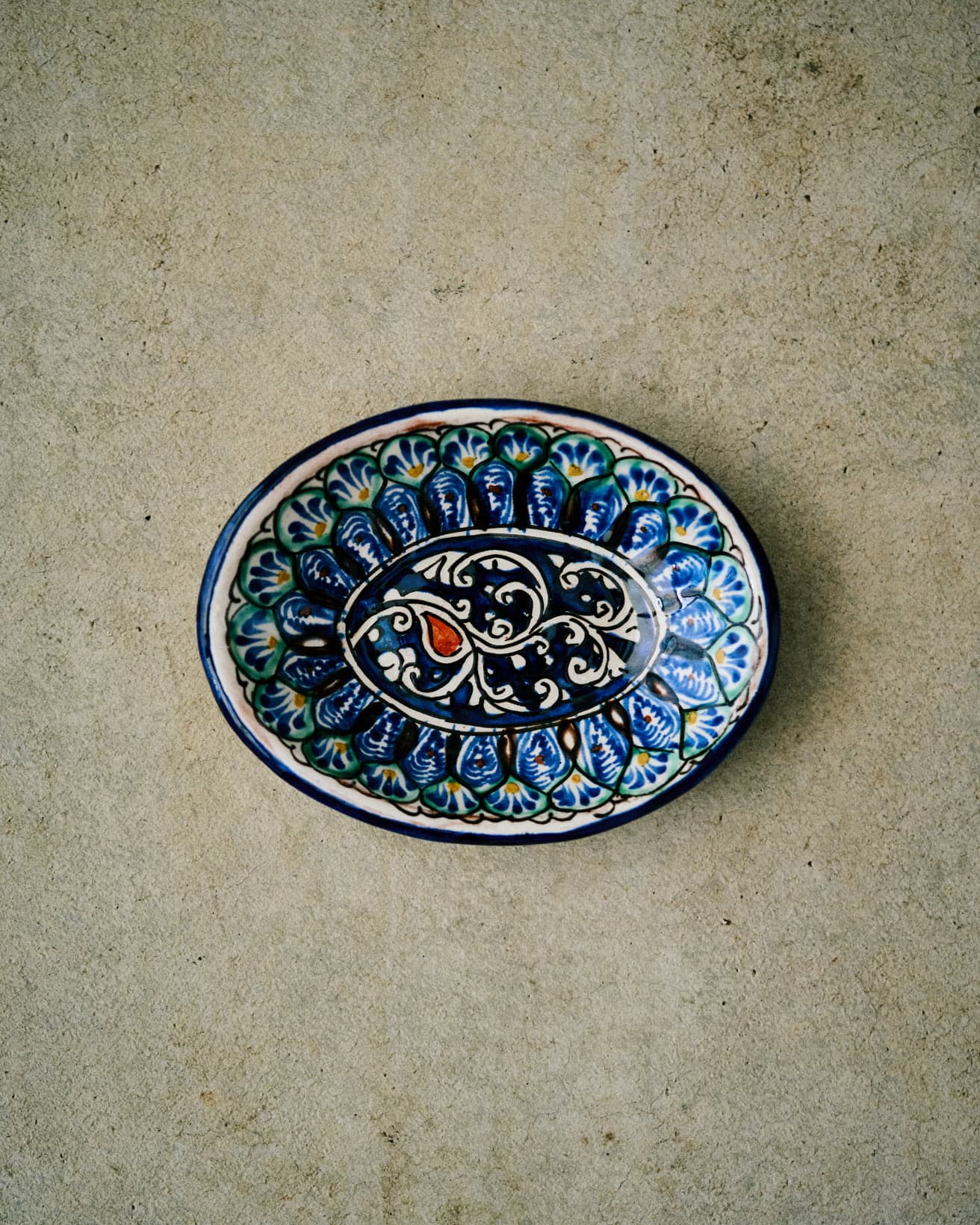 ウズベキスタンでもたくさん器を買いました。作家さんが集まる街もあって、そこにはものすごく細かい柄のお皿が売っています。これはお土産屋さんで買える値段が手頃なもので、使い勝手のいいサイズがたくさん揃っていました。エスニックな料理によく合います。