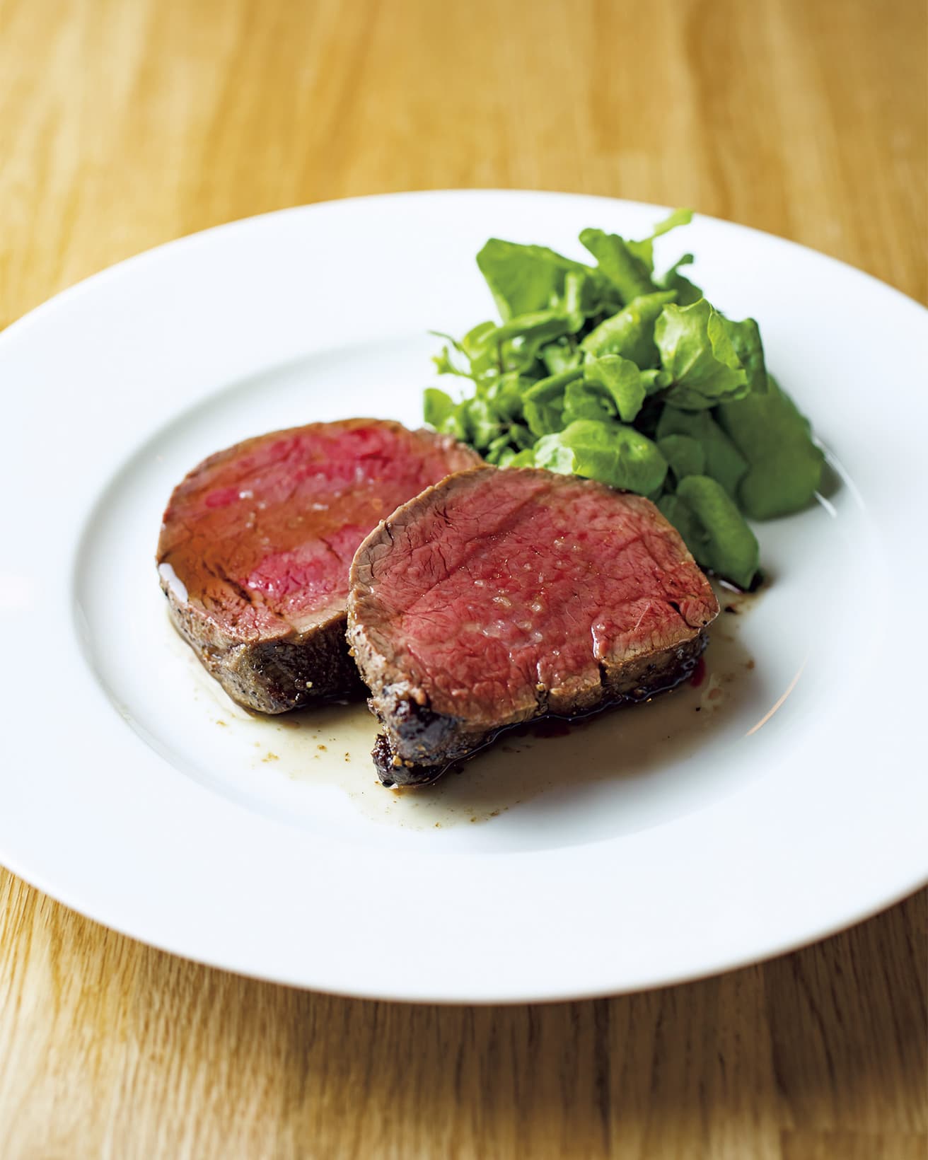 牛ヒレ肉のソテー 焦がしバターソース4,000円。