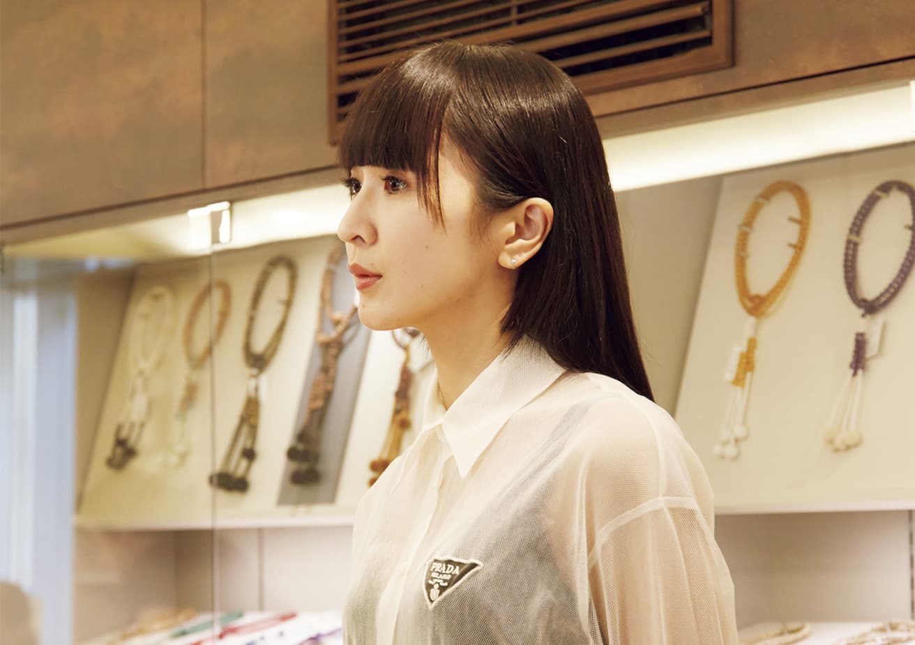 多種多様な念珠が並ぶ店内で。