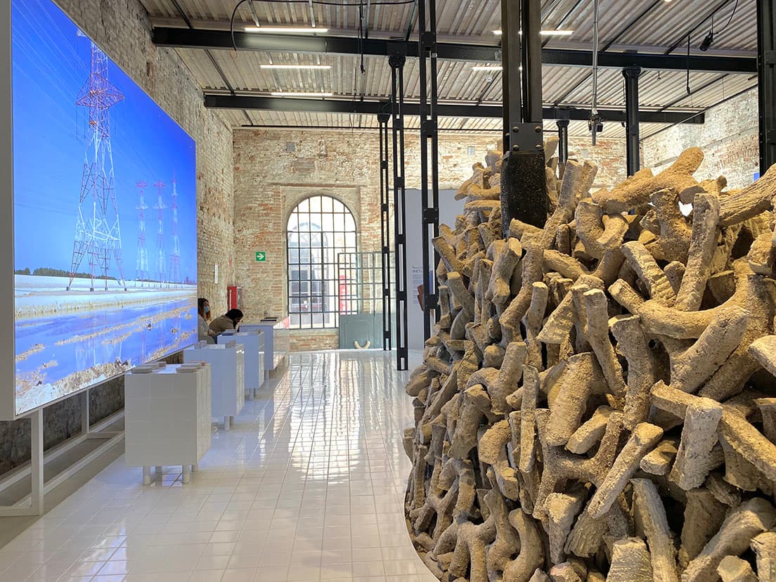 サステナブルなセメントをキャストした2400個のパーツが積み上げられた展示の様子。　photo_Megumi Yamashita
