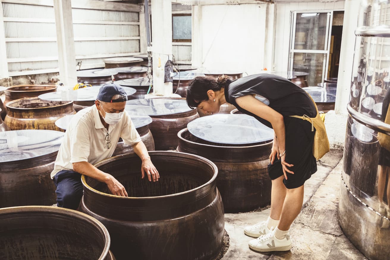 「龍宮」などの黒糖焼酎を作る〈富田酒造場〉の見学。