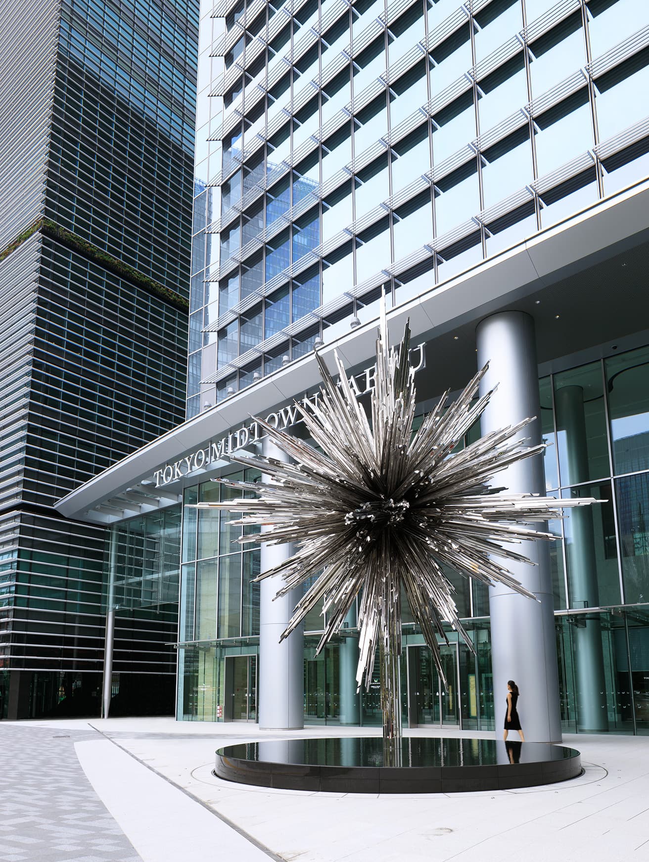 恒久展示される《STAR》。これから〈TOKYO MIDOWN YAESU〉に訪れる人々を出迎える。