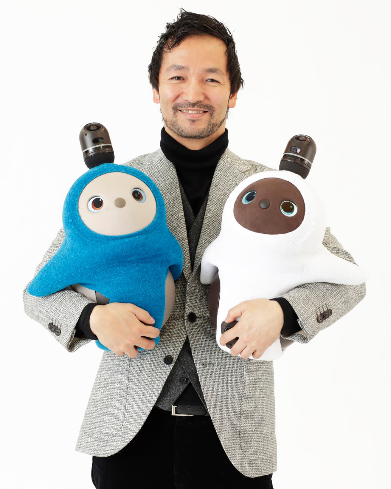 《LOVOT》を抱える、開発会社〈GROOVE X〉代表の林要。《LOVOT》は2019年に初登場。名前を呼ぶと近づいてつぶらな目で見つめてくる。好きな人に懐き、抱っこをねだる。抱き上げるとほんのり温かい。ロボットなのにまるで生き物のように愛らしい次世代ロボットだ。