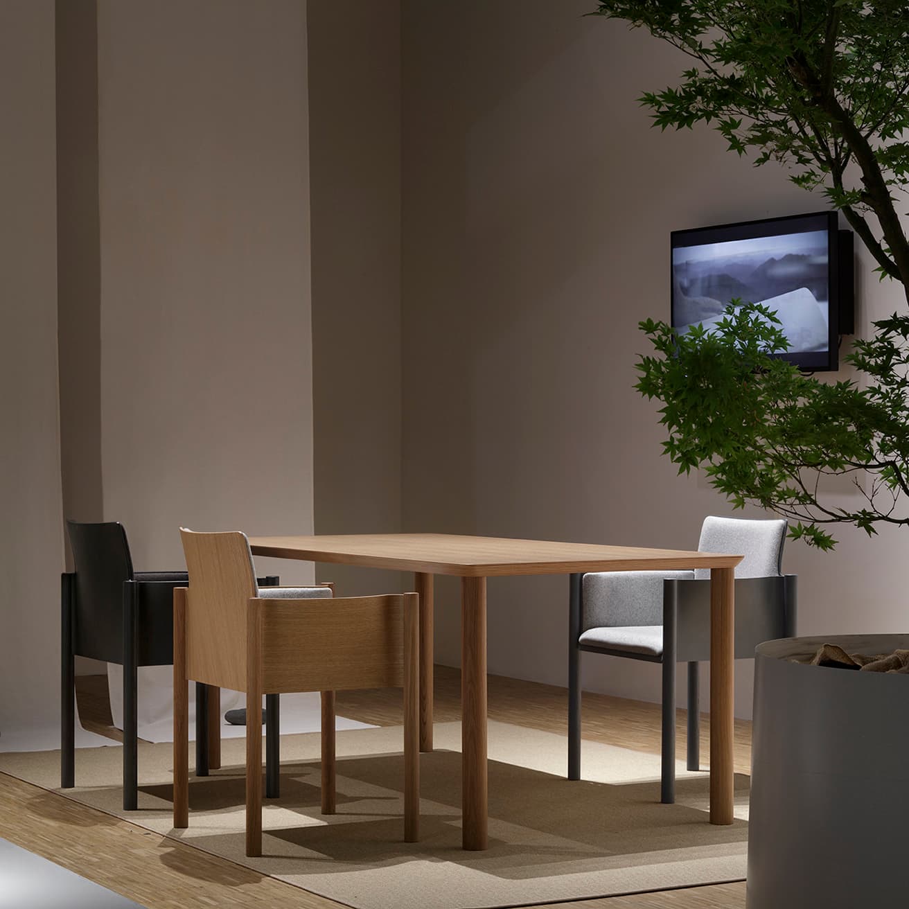 ロナン＆エルワン・ブルレックによる《Kawara》の椅子とテーブル。テーブルは事前に写真が公開されておらず、会場が初のお披露目になった。丸棒を用いた印象的な脚部が共通する。　photo_ALBERTO PARISE