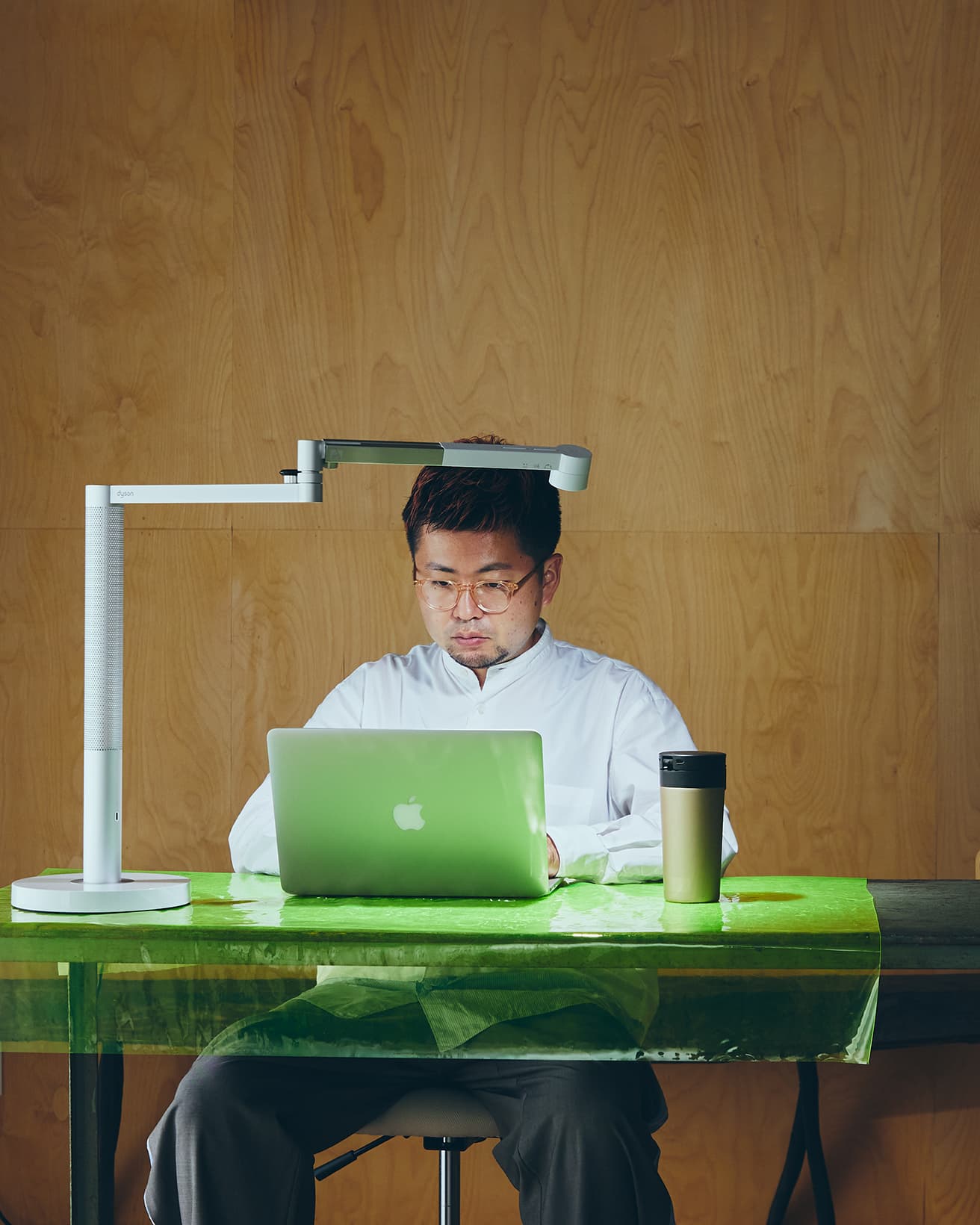 シェアハウスの自室でPC作業をするクマ。