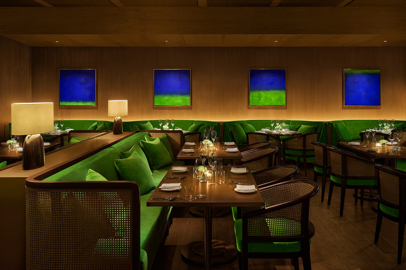 ジュエルグリーン（翡翠色）を基調とした〈Jade Room〉。アーティスト、ジョン・ジャクソンの絵画が空間を彩る。