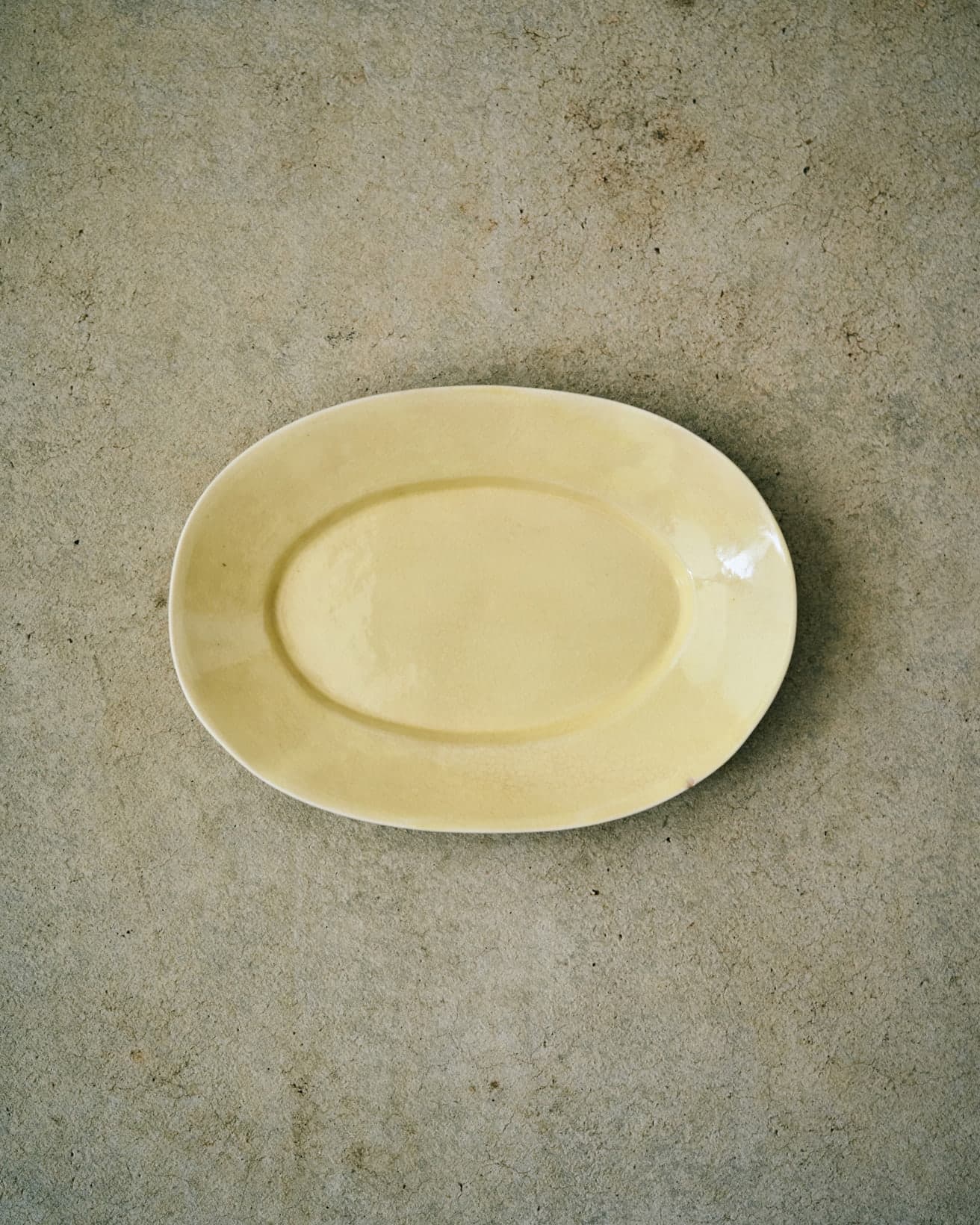 高尾で作陶している井山さんのお皿です。もともと白や黒の器を買っていたのですが、料理家さんと一緒に高尾に行ったとき、井山さんの器の展示・販売を見る機会があり、そのとき購入しました。オーバルの中でも抜群に盛りやすい器です。