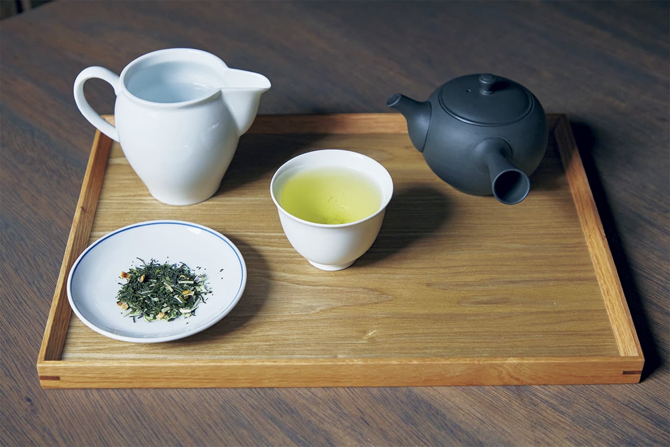 ブレンド茶「CLEAR」715円。八女茶にミントやレモングラスが爽やかに香る。〈東屋〉の器で。