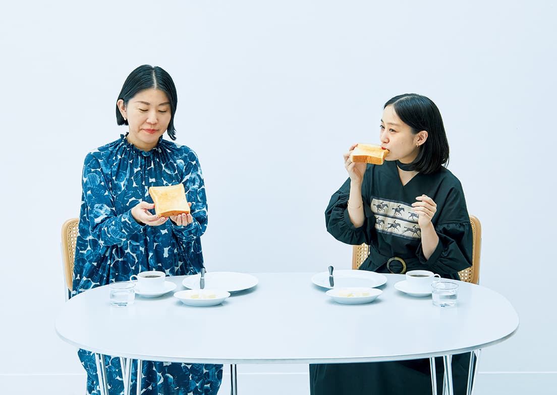 今回《バルミューダ ザ・トースター》でトーストを食べ比べる2人。左から甲斐みのり、平野紗季子。「さくさく、ふわふわ。はぁ〜、トースト最高！」（平野）