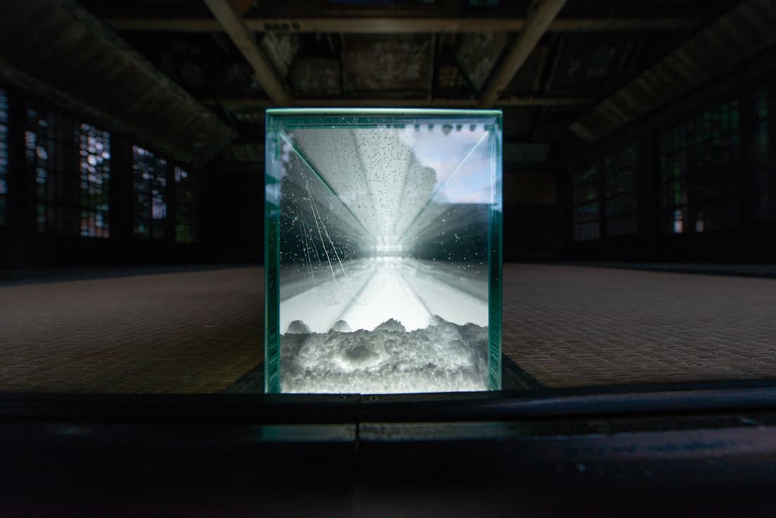 宮永愛子《風の架かるところ》。のぞき込むと、風の道が続いているように見える。　photo_Tsuyoshi Hongo