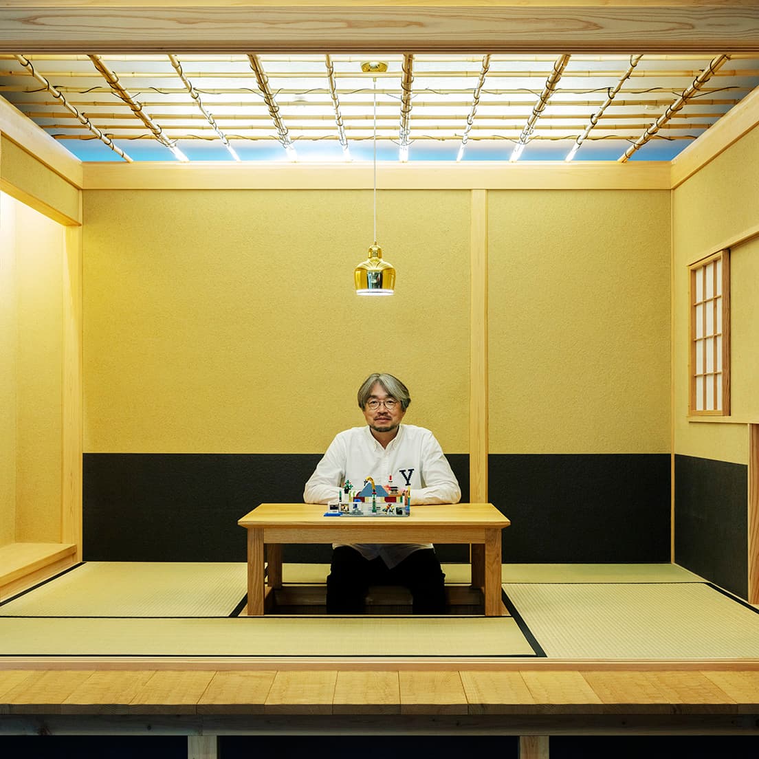 小山薫堂さんの事務所で今回制作したレゴ ブロック作品とともに。