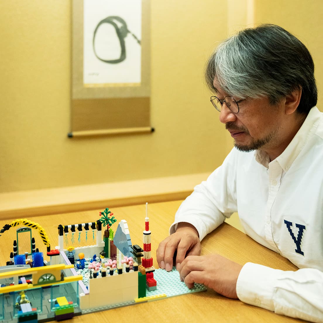 完成した未来の銭湯を見る小山薫堂さん。