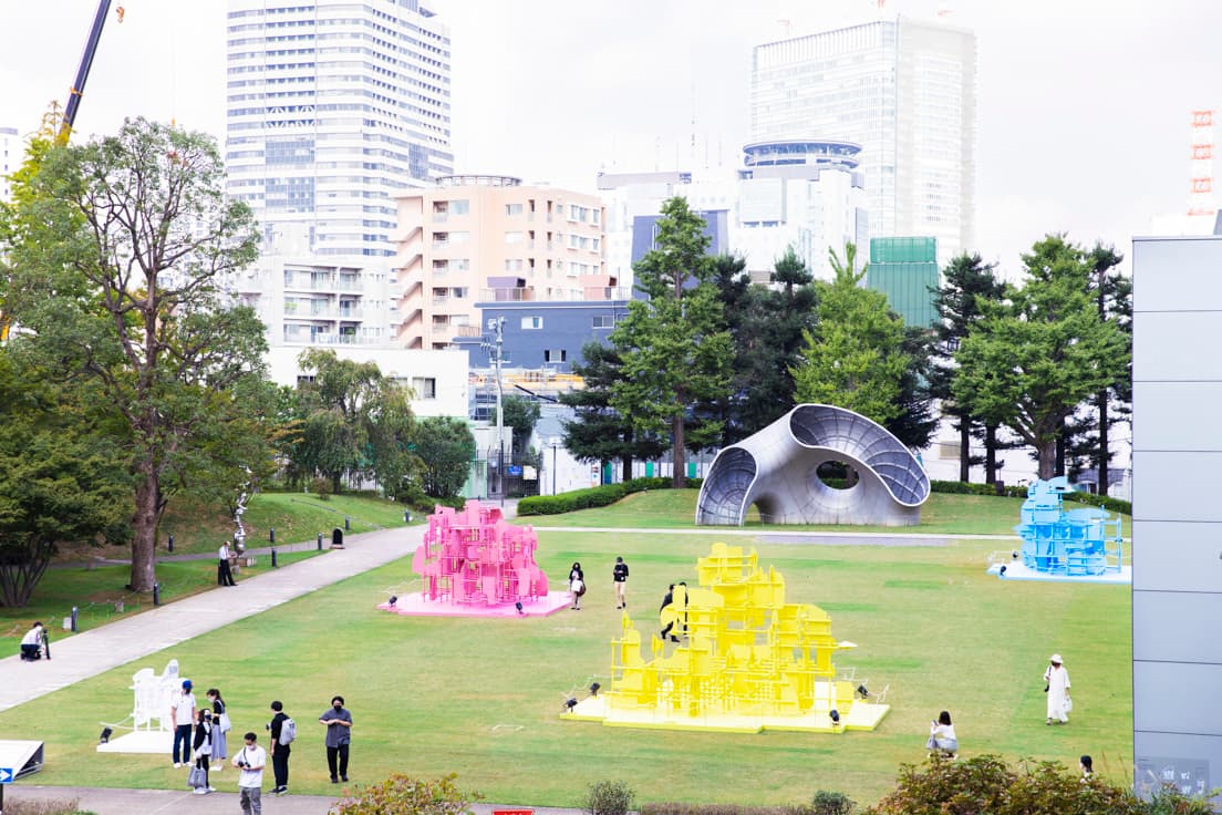 東京ミッドタウンの敷地内に作品が点在。自然と共存しているのも本イベントの特徴だ。