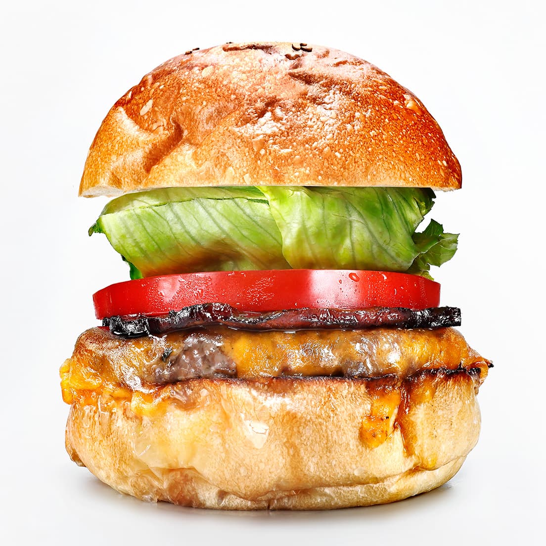 《ベーコンチーズバーガー》1,683円（イートイン、フレンチフライ付き）。
