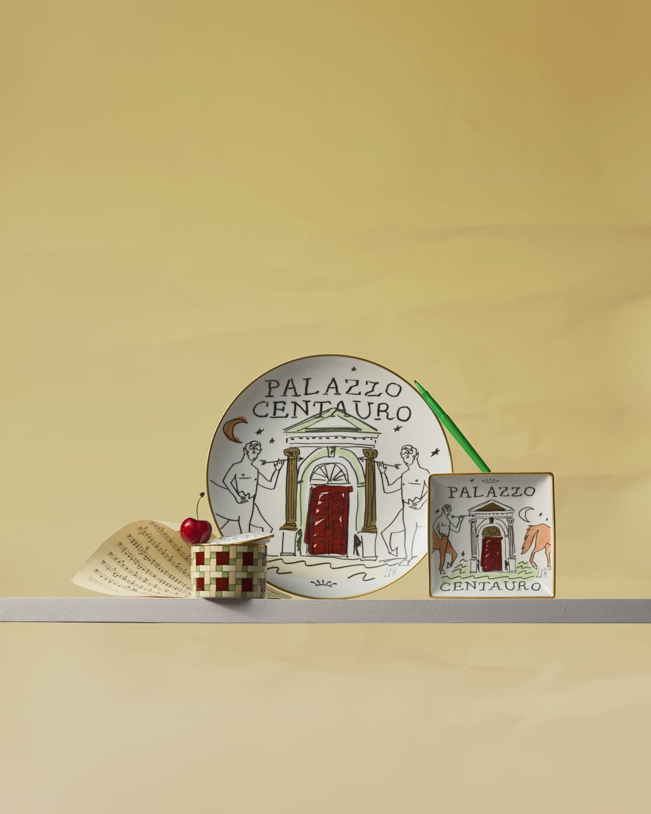 イタリア・ヴェネツィア「PALAZZO CENTAURO」　色あせたベルベットやクリスタル、蝋燭の炎、アーチ状の天井そして屋根裏部屋には閉じ込められた伯爵夫人。ヴェネツィアの運河沿いに建つ古く重厚な館にはイタリアン ベルガモット、インセンス、シダーウッド、バーチレンジ、パチョリがミックスされましたクラシカルな香りの記憶が。スクエアトレイ 18,700円、プレート27㎝ 23,650円、蓋付ボックス24,970円。