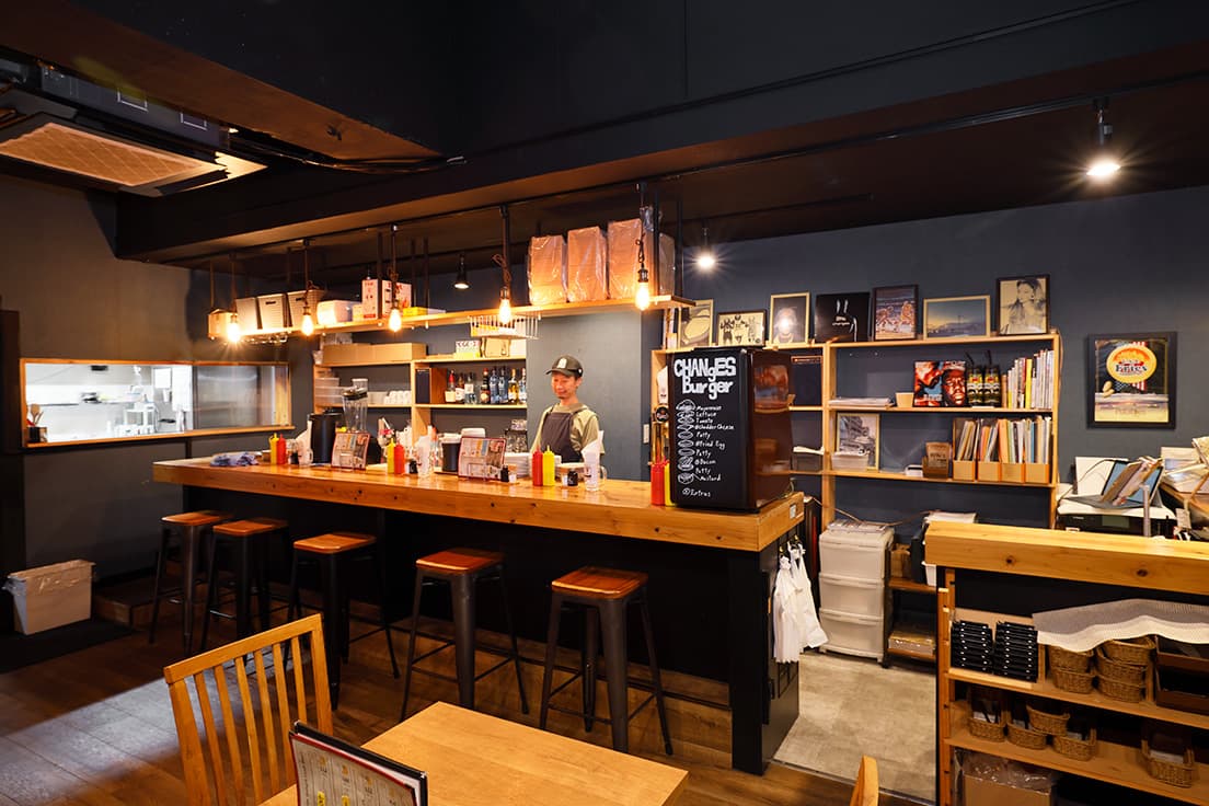 店は大森駅から近い雑居ビルの地階に。ややマニアックな立地だが、休日は多くのハンバーガー好きでにぎわう。大窓から見える景色も解放的な気分にさせてくれる。