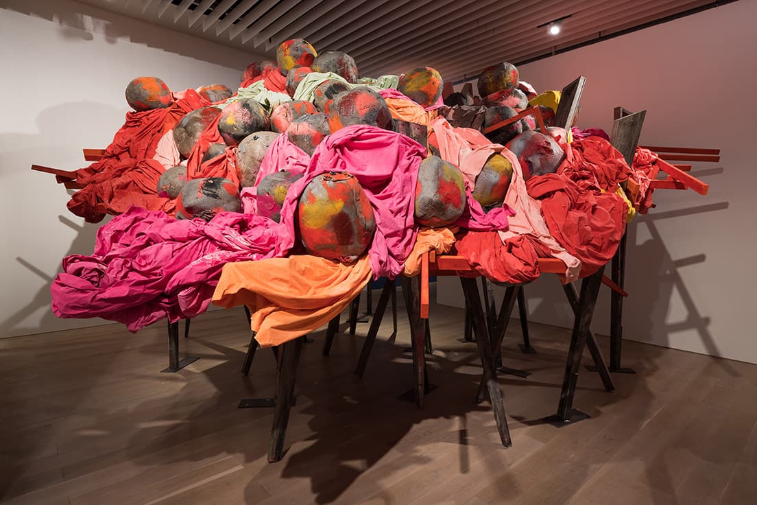 ルートA、Bが通る〈森美術館〉で2022年1月16日まで開催中の『アナザーエナジー展：挑戦しつづける力―世界の女性アーティスト16人』に出品されているフィリダ・バーロウ《アンダーカバー 2》（2020年）。Courtesy: Hauser &amp; Wirth、撮影：古川裕也、画像提供：森美術館