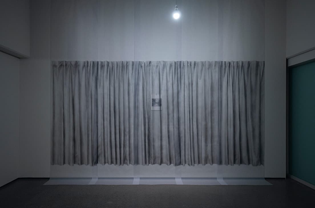 ルートBの〈ギャラリー小柳〉での橋本晶子の個展『I saw it, it was yours』展示風景。トレーシングペーパーに鉛筆でカーテンが描かれたこの作品のほか新作を組み合わせ、空間に新たな風景を作り出す。〜10月30日、11月4日〜11月7日。Akiko Hashimoto,  Curtain, 2020 Production cooperation by Shiseido, photo by watsonstudio