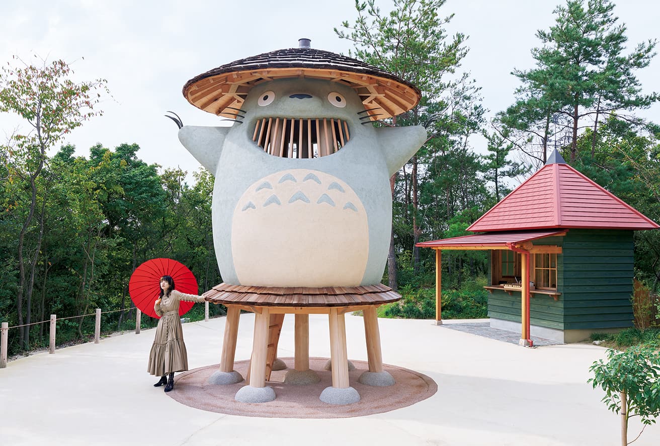 〈ジブリパーク〉の〈どんどこ森〉 で待つ大きな木製遊具とあいみょん。