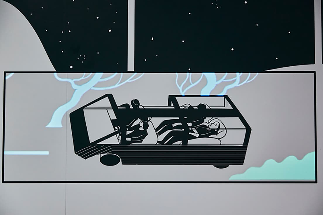 今回、大川原が描いたイラストのモティーフはベリーニの作品の中でも象徴的なものをセレクトしたという。このイラストは1972年、《レ・バンボレ》と同じ年に〈C&amp;B〉が〈カッシーナ〉と共同でスポンサードしたという〈ニューヨーク近代美術館〉の『Italy: the new domestic landscape』展から。当時、ミニバンやファミリーカーのない時代にも関わらず車の中で眠ったり食べたりして過ごそう、というコンセプトが斬新だった。