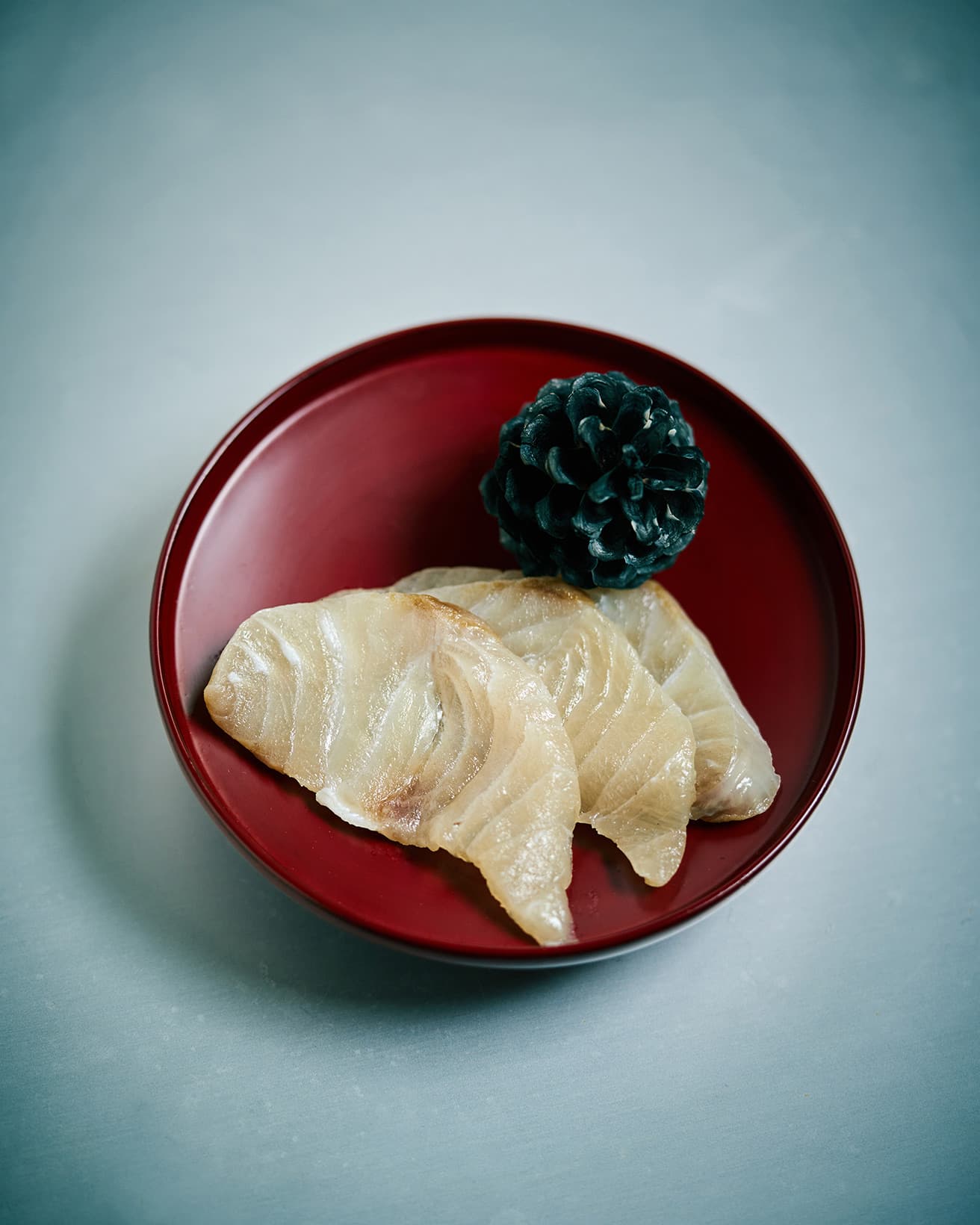 【365日豆皿つまみ】“刺身の即席燻製”｜11月 按田優子の素材再生つまみ