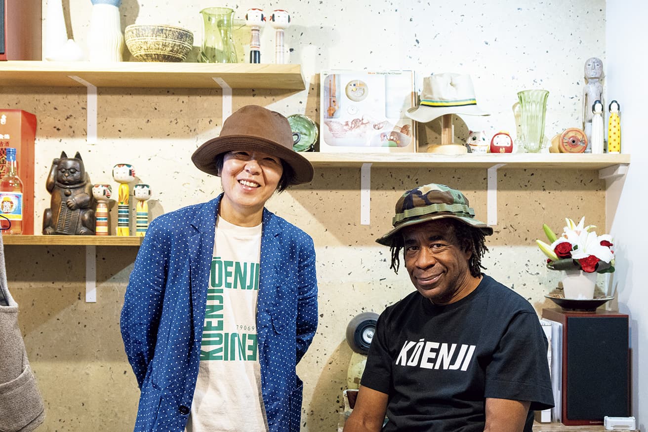 店主の北村恵子（左）とテリー・エリス（右）。