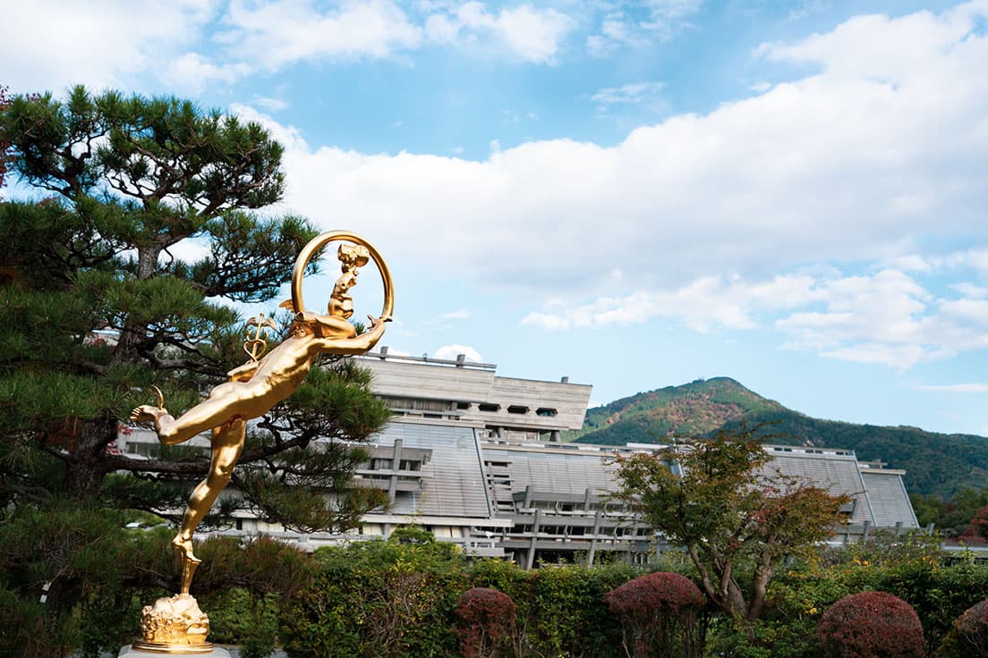 会場の〈国立京都国際会館〉。手前に、庭に置かれた金氏徹平の作品が見える。

