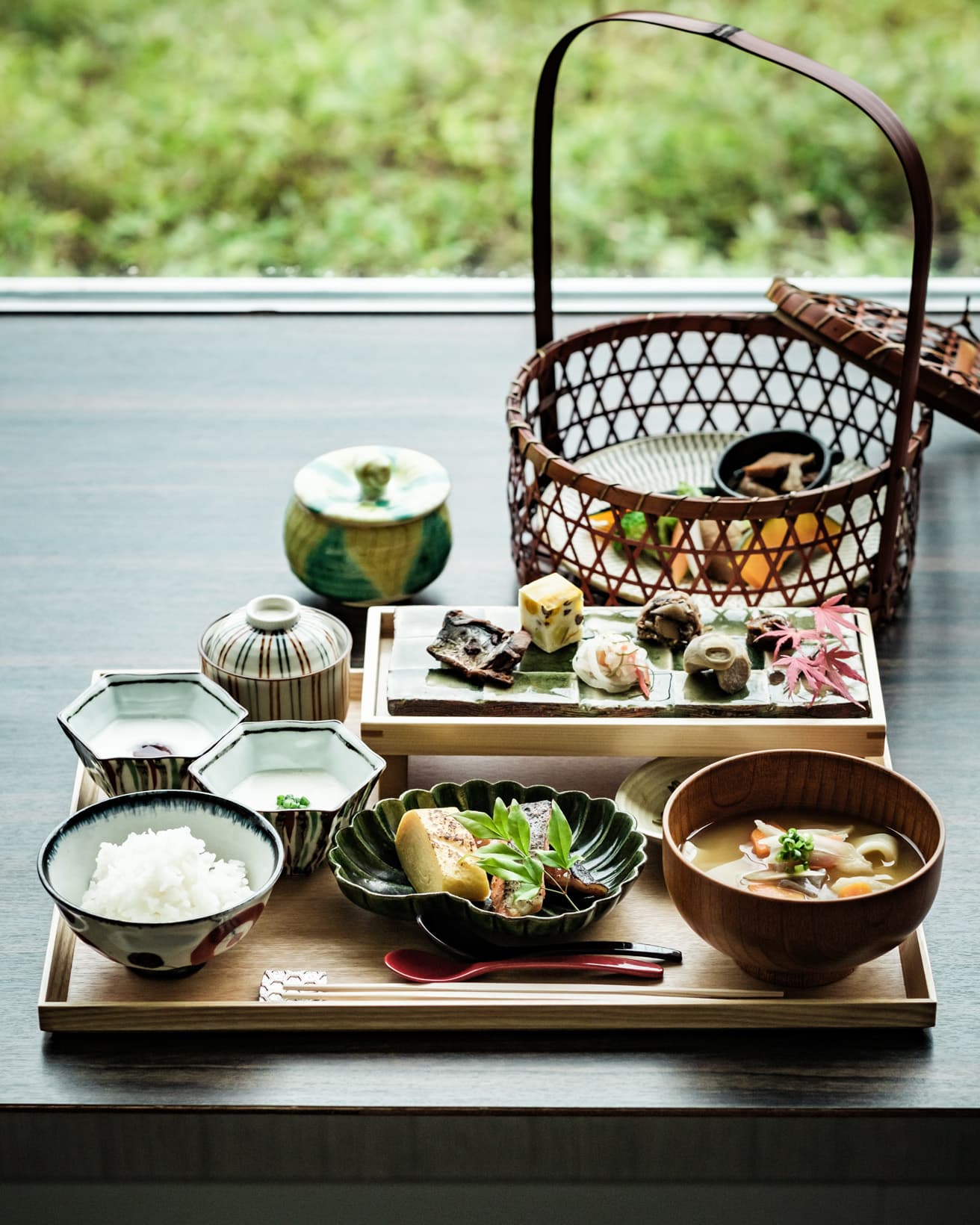 朝食は和洋選べる。こちらは山の恵みを感じる焼野菜を中心とした和食膳。大分の郷土料理「だんご汁」も味わえる。豆、ごま、海藻、野菜、魚、きのこ、芋など、健康的な食材がふんだん。