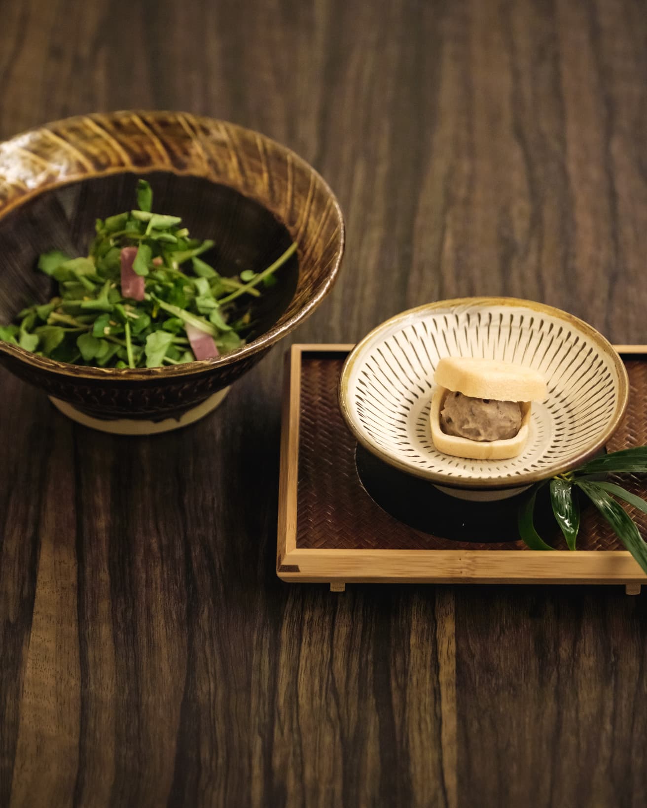 夕食「本日の特別会席」の先付けは、「猪と椎茸の最中パテ」と、大分県名産のかぼすのドレッシングで味わう「クレソンサラダ」。器は大分を代表する陶器・小鹿田焼。