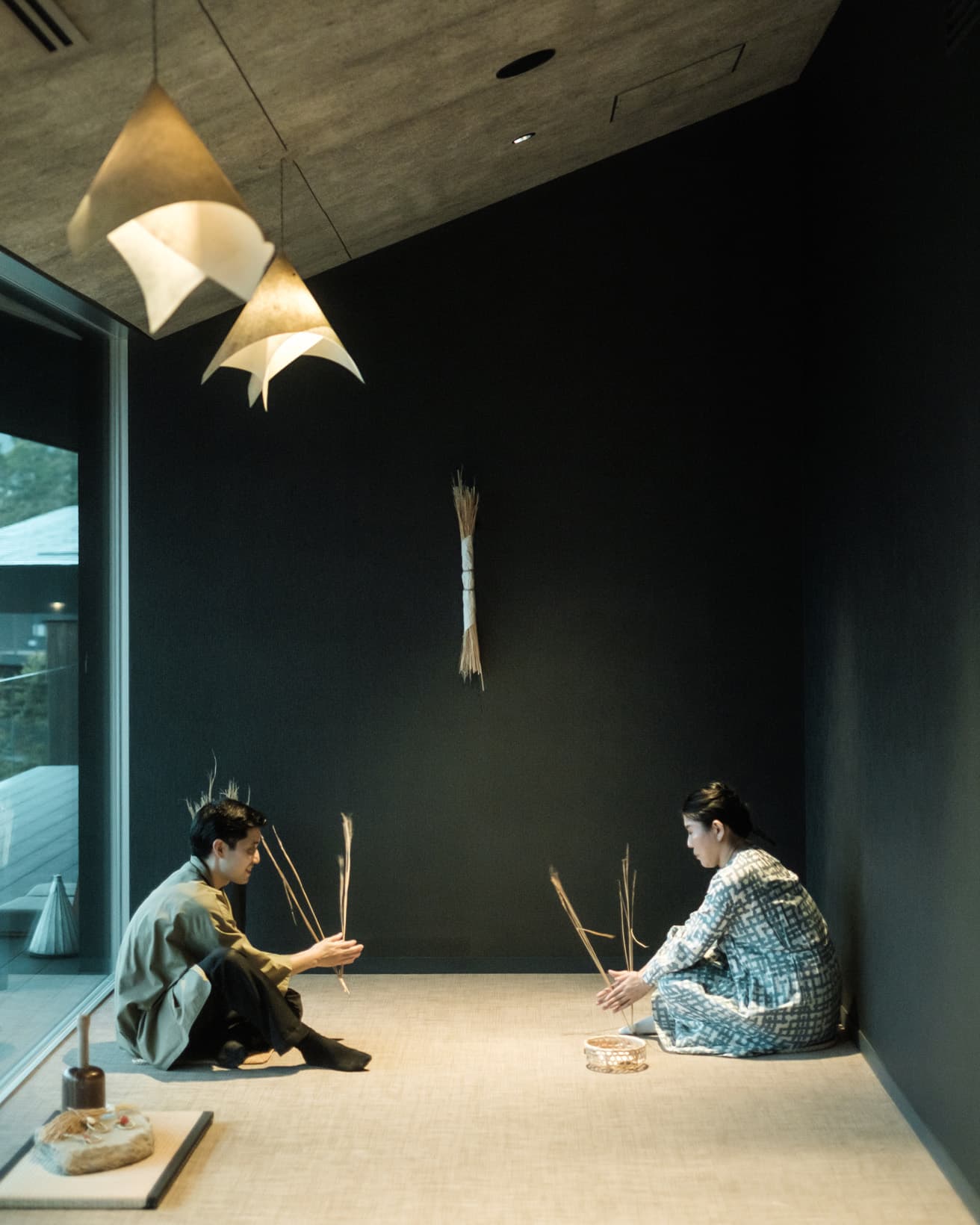 ご当地楽の一つ、藁をより合わせて小さなお守りを作る「原風景を感じるわら綯（な）い体験」。