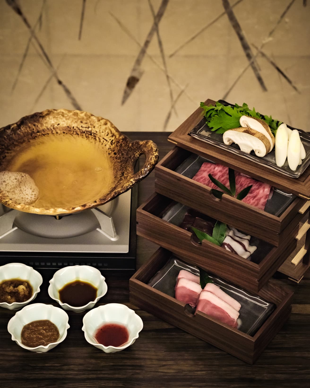 夕食「本日の特別会席」メインの台の物。スッポンの出汁に、牛肉、猪肉、鹿肉、穴熊肉をくぐらせて味わう「山のももんじ鍋」。それぞれの肉に合わせた4種類のタレも個性豊か。
