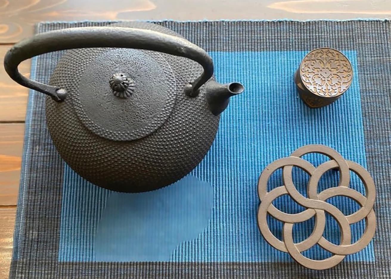 〈鈴⽊盛久⼯房〉。南部鉄器特有の漆⿊ではなく、独⾃の技法で仕上げる味わい深い錆⾊が特徴だ。⽼舗として南部特有の伝統技法を持ちながら、現代⽣活でも使える茶釜、鉄瓶、その他の鉄器の制作を続けている。