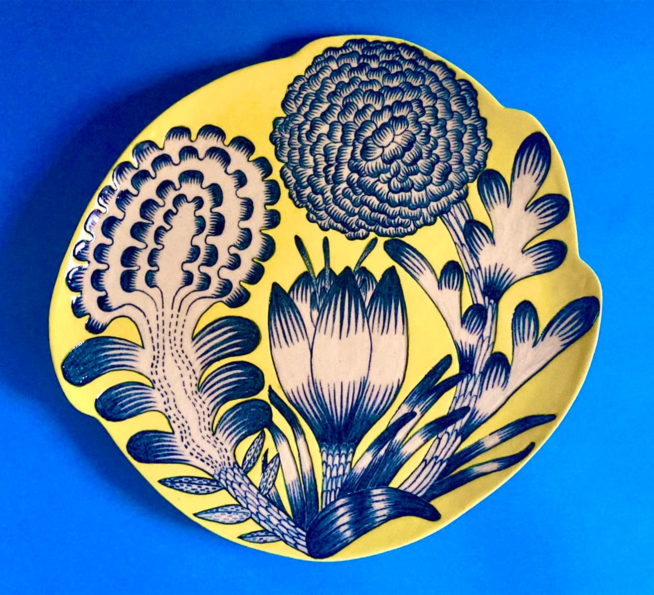 のびのびと自由で、力強い植物をモチーフとする、陶芸家、野田夏実の作品。