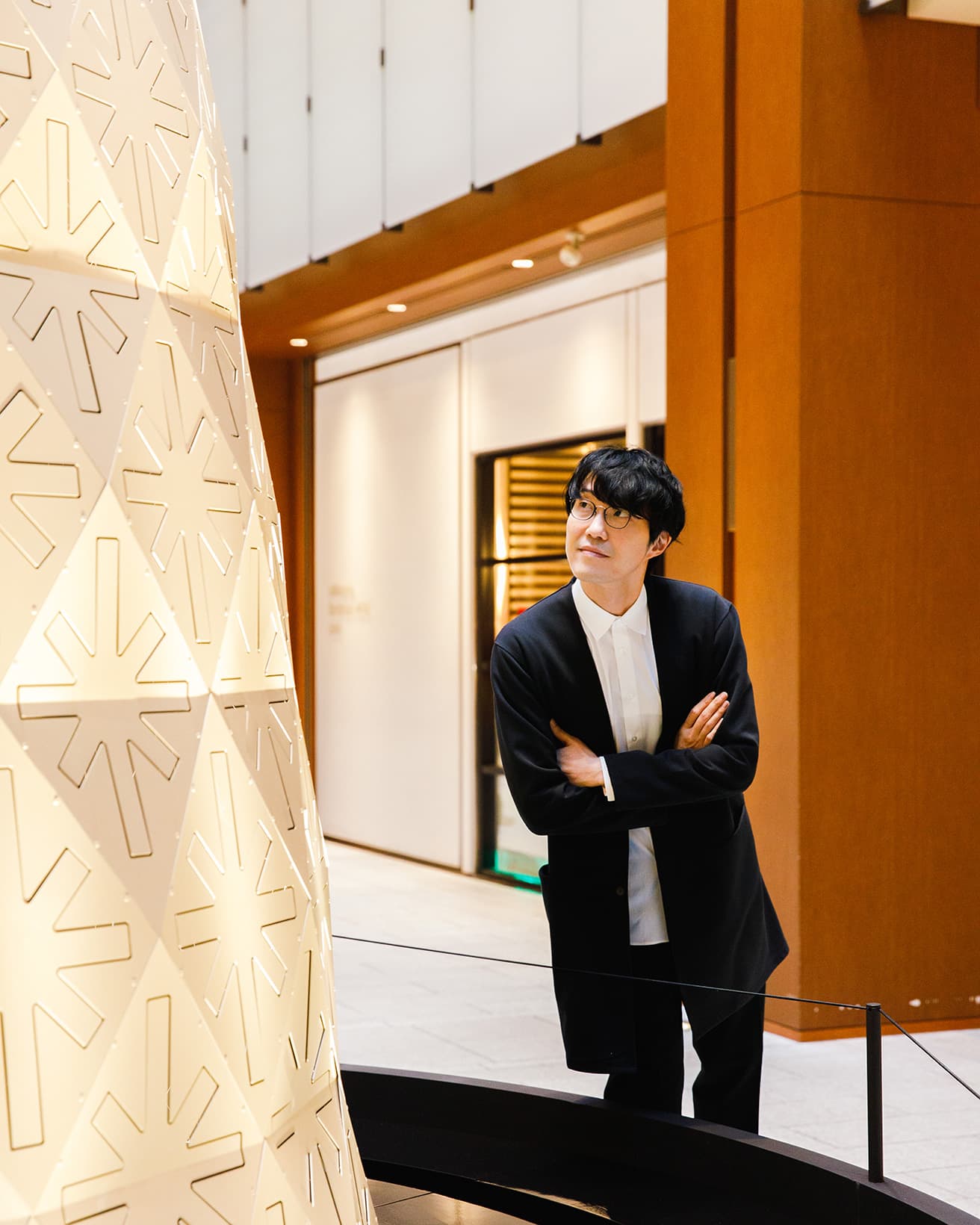 「東京2020オリンピックの聖火台と同じくらい大変だった（笑）」と語る佐藤。nendoの技術とアイデアが詰まった結晶のような作品だ。