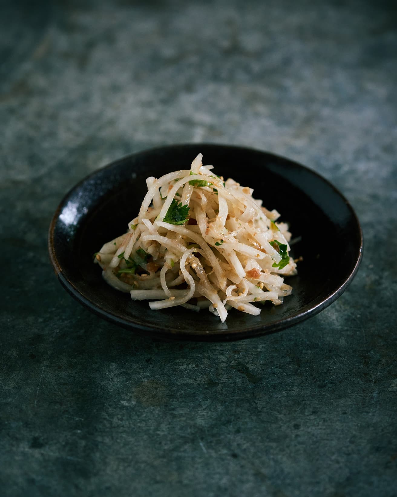 【365日豆皿つまみ】大根の山椒梅コリアンダーサラダ｜12月 冷水希三子の冬野菜＆スパイスつまみ